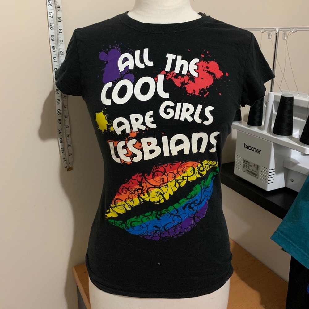 All the cool girls are lesbians tee